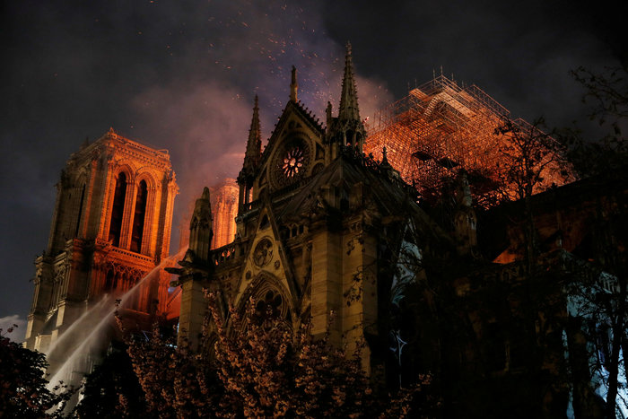 Τεράστια καταστροφήαπό τη φωτιά στην Παναγία των Παρισίων - Φωτογραφία 7