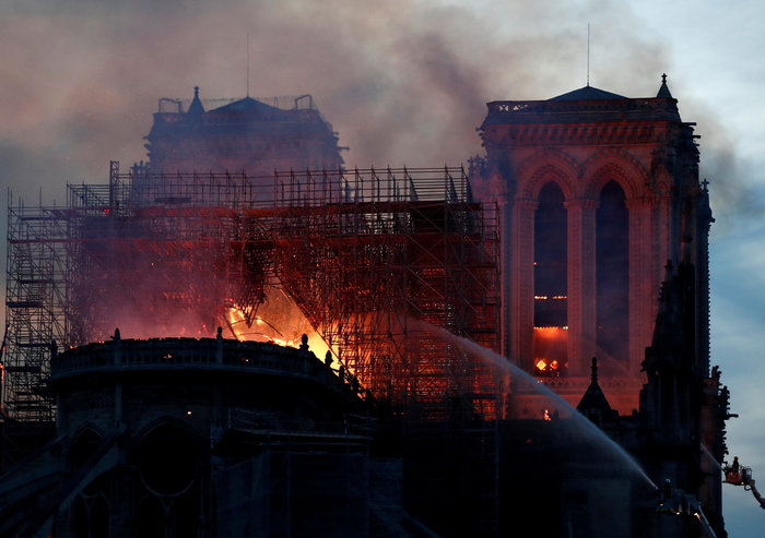 Τεράστια καταστροφήαπό τη φωτιά στην Παναγία των Παρισίων - Φωτογραφία 8