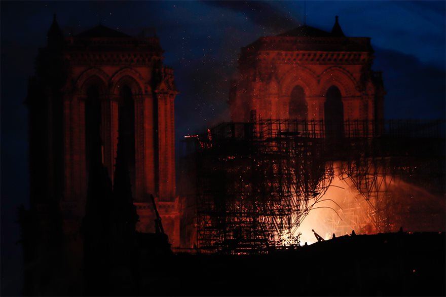 Παναγία των Παρισίων: 850 χρόνια ιστορίας έγιναν στάχτη σε 8,5 ώρες - Φωτογραφία 17