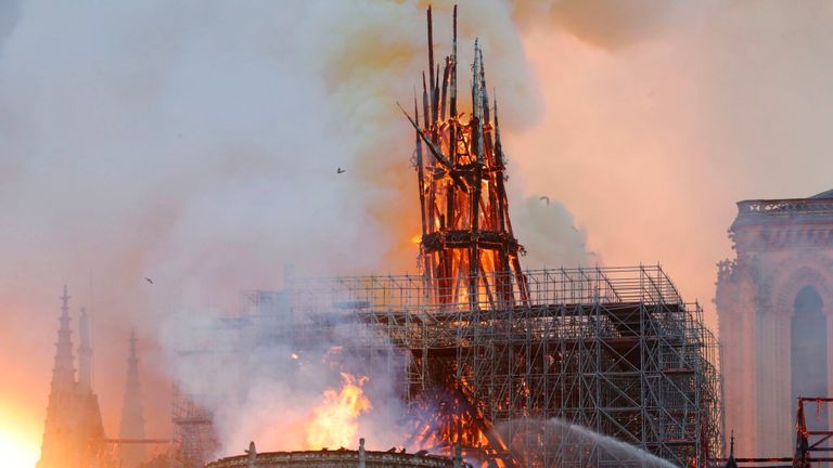 «Από εκεί άρχισε η φωτιά στην Παναγία των Παρισίων» - Πηγές γαλλικής πυροσβεστικής - Φωτογραφία 1