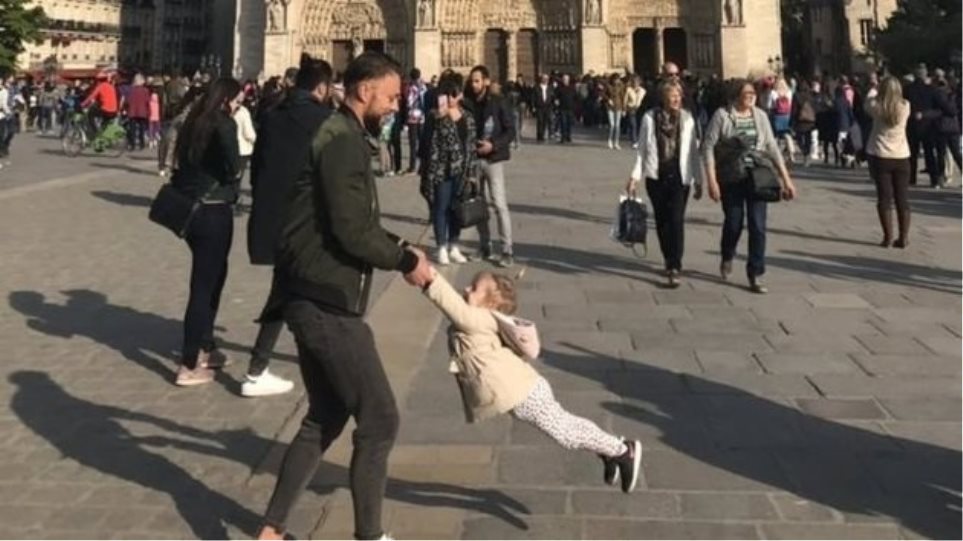 Παναγία των Παρισίων: Όλοι ψάχνουν τον άνδρα με το κοριτσάκι της φωτογραφίας που έγινε viral - Φωτογραφία 1