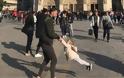 Παναγία των Παρισίων: Όλοι ψάχνουν τον άνδρα με το κοριτσάκι της φωτογραφίας που έγινε viral