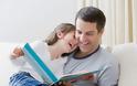 Ερευνητές εξηγούν γιατί είναι σημαντικό να διαβάζουν οι γονείς παραμύθια στα παιδιά τους