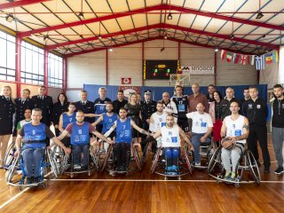 Φιλανθρωπικός αγώνας μπάσκετ με τη συμμετοχή ομάδων της ΕΛ.ΑΣ., βετεράνων διεθνών καλαθοσφαιριστών και καλαθοσφαιριστών με αμαξίδιο - Φωτογραφία 2