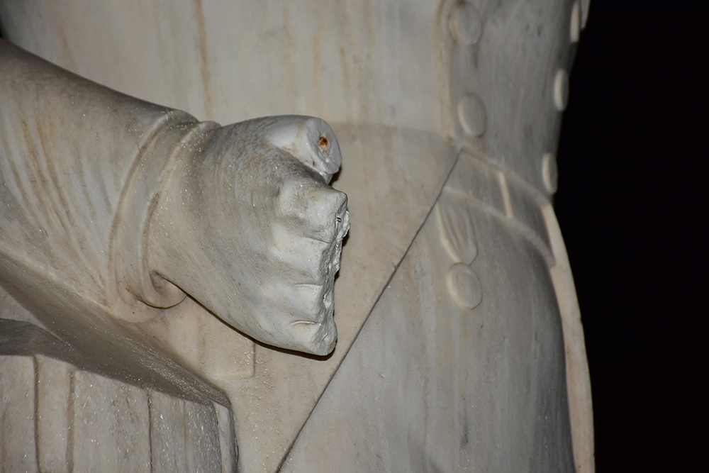 “Ακρωτηρίασαν” τα δάχτυλα από το άγαλμα του Καποδίστρια - Φωτογραφία 2
