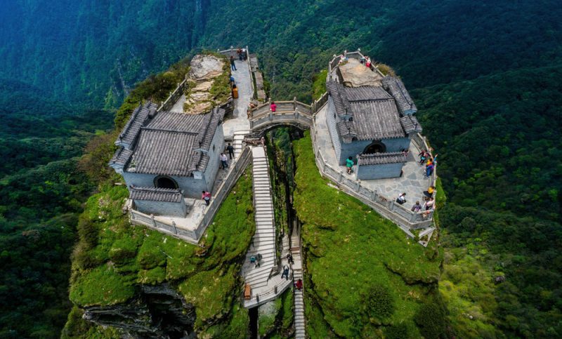 «Δίδυμοι» ναοί στις κορυφές βράχου στα 2.600 μέτρα! - Φωτογραφία 2