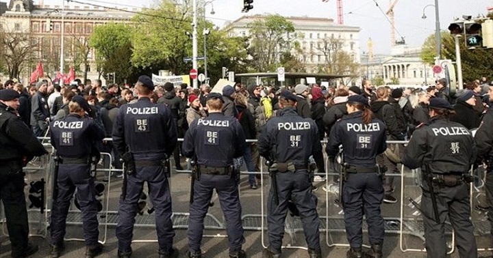 Αυστρία: Διαδηλώσεις ενάντια στην κατάργηση της αργίας της Μ. Παρασκευής - Φωτογραφία 1