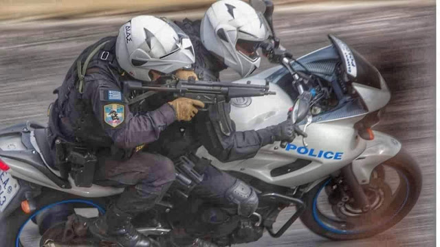 Βούλα: Επίθεση νεαρών σε μοτοσικλετιστές της ΔΙΑΣ - Τουλάχιστον ένας αστυνομικός τραυματίας - Φωτογραφία 1
