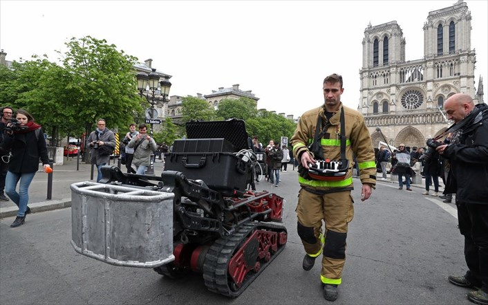 Colossus: Το πυροσβεστικό ρομπότ που βοήθησε στην κατάσβεση της φωτιάς στην Παναγία των Παρισίων - Φωτογραφία 1