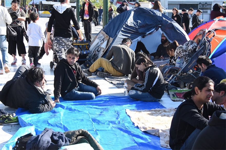 Παραμένουν στις σκηνές τους στο Σύνταγμα οι μετανάστες... - Φωτογραφία 2