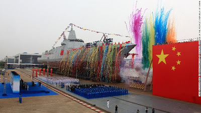 Επίδειξη δύναμης από την Κίνα: Παρουσιάζει σε παρέλαση τα νέα υπερσύγχρονα πολεμικά πλοία της - Φωτογραφία 1