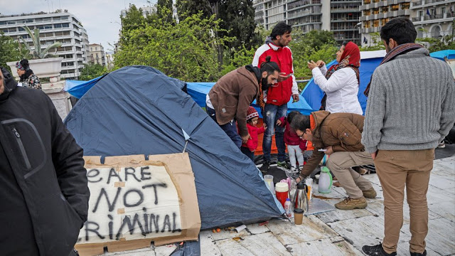 Βίτσας στους «μετανάστες» στο Σύνταγμα: Φύγετε γιατί δημιουργείτε αρνητική εικόνα στην ελληνική κοινή γνώμη - Φωτογραφία 1