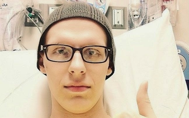 Οι σοκαριστικές φωτογραφίες ενός έφηβου με καρκίνο - Φωτογραφία 1