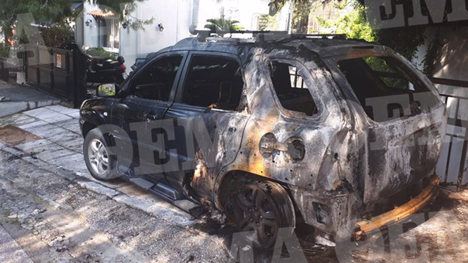 Τρόμος τα ξημερώματα στον Καρέα - Άγνωστοι έκαψαν αυτοκίνητα και μηχανές - Φωτογραφία 1