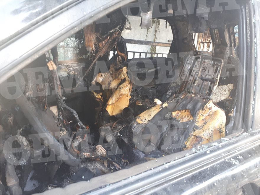 Τρόμος τα ξημερώματα στον Καρέα - Άγνωστοι έκαψαν αυτοκίνητα και μηχανές - Φωτογραφία 2