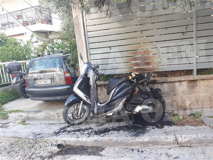 Τρόμος τα ξημερώματα στον Καρέα - Άγνωστοι έκαψαν αυτοκίνητα και μηχανές - Φωτογραφία 4