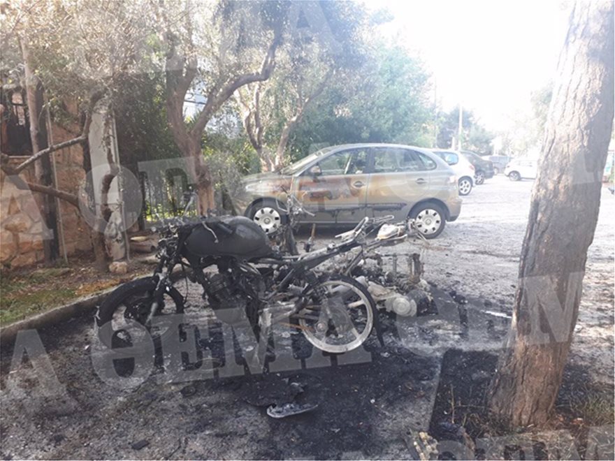 Τρόμος τα ξημερώματα στον Καρέα - Άγνωστοι έκαψαν αυτοκίνητα και μηχανές - Φωτογραφία 5