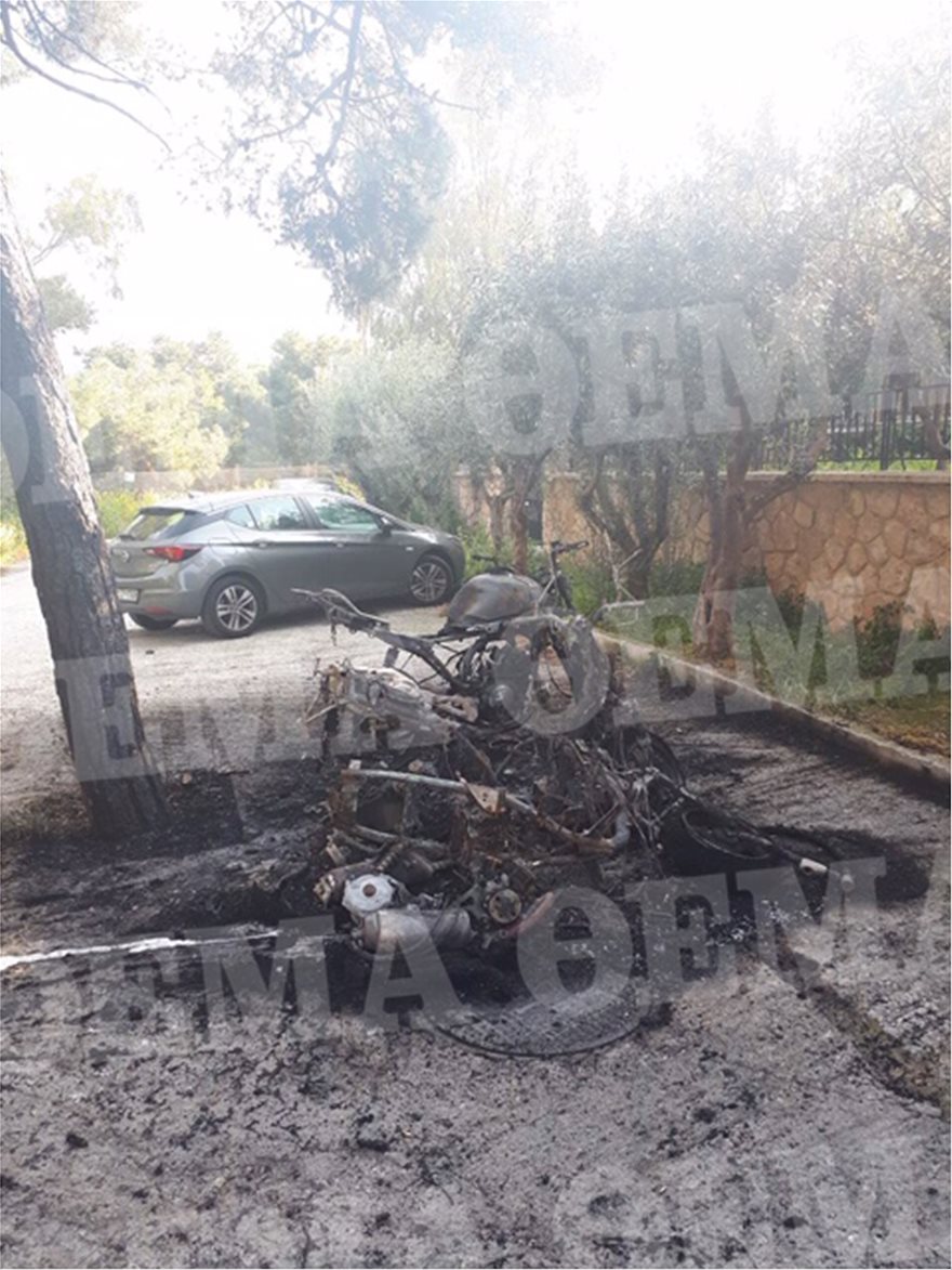 Τρόμος τα ξημερώματα στον Καρέα - Άγνωστοι έκαψαν αυτοκίνητα και μηχανές - Φωτογραφία 6