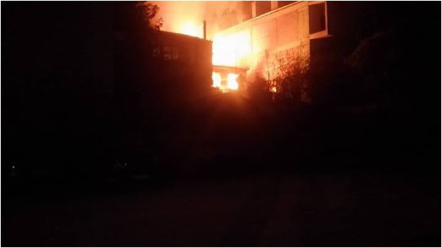 Μεγάλη φωτιά σε σπίτι στην Κοζάνη - Κάτοικοι έσωσαν με αυτοθυσία δύο ηλικιωμένες - Φωτογραφία 1