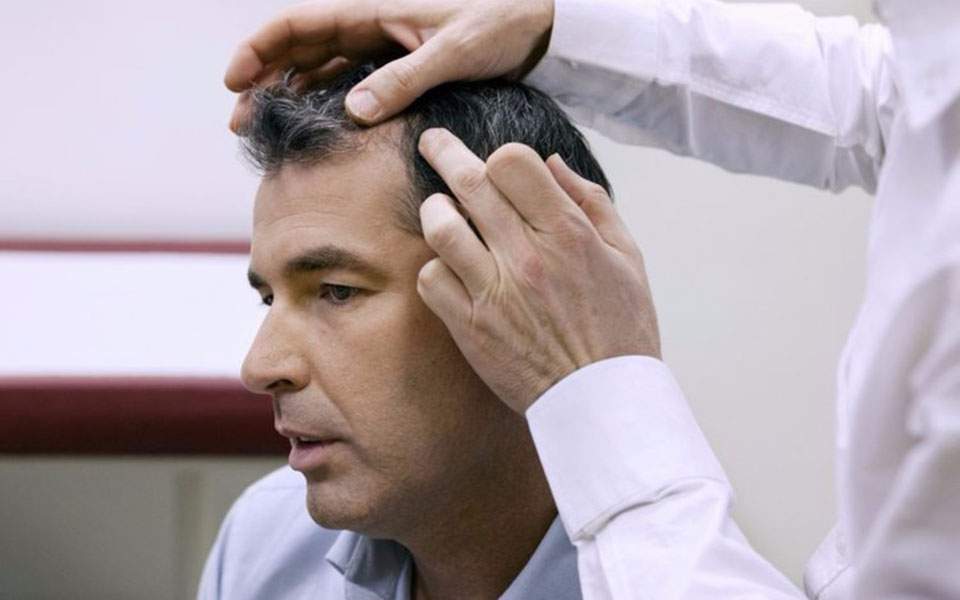Οι δερματολόγοι παγκοσμίως προειδοποιούν: Μην κάνετε μεταμοσχεύσεις μαλλιών στην Τουρκία - Φωτογραφία 1