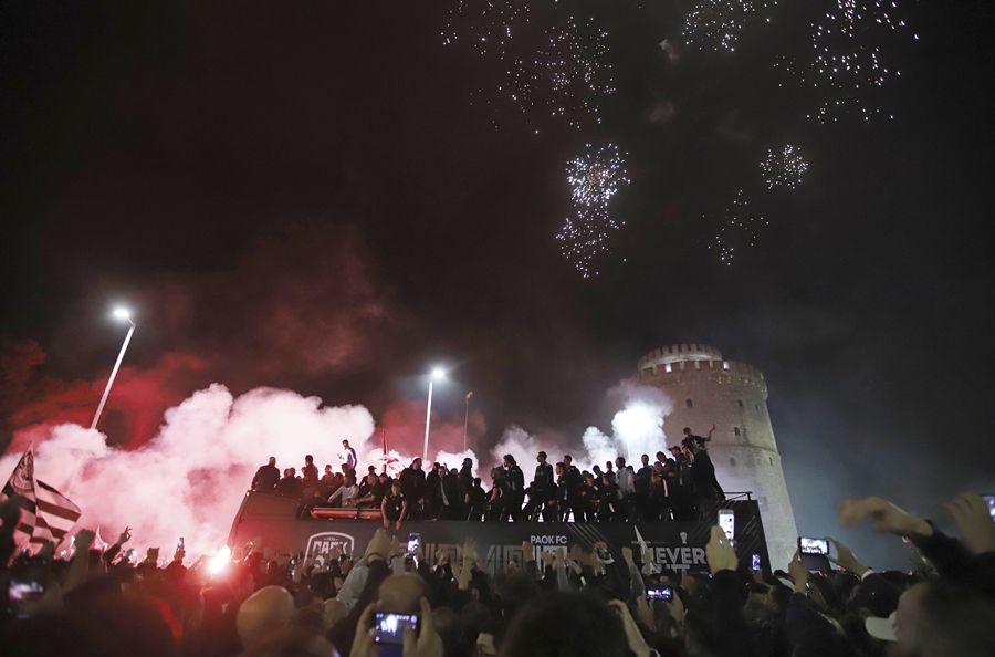 «Ασπρόμαυρο» πάρτι χωρίς προηγούμενο όλη τη νύχτα στη Θεσσαλονίκη (pics+vids) - Φωτογραφία 10