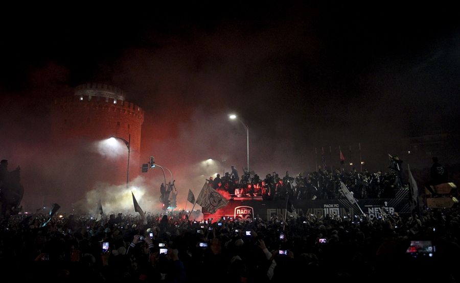 «Ασπρόμαυρο» πάρτι χωρίς προηγούμενο όλη τη νύχτα στη Θεσσαλονίκη (pics+vids) - Φωτογραφία 11