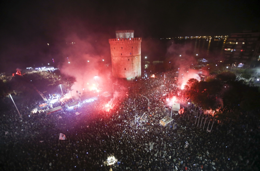 «Ασπρόμαυρο» πάρτι χωρίς προηγούμενο όλη τη νύχτα στη Θεσσαλονίκη (pics+vids) - Φωτογραφία 5