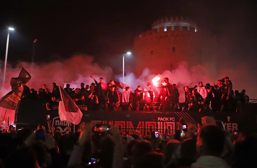 «Ασπρόμαυρο» πάρτι χωρίς προηγούμενο όλη τη νύχτα στη Θεσσαλονίκη (pics+vids) - Φωτογραφία 6