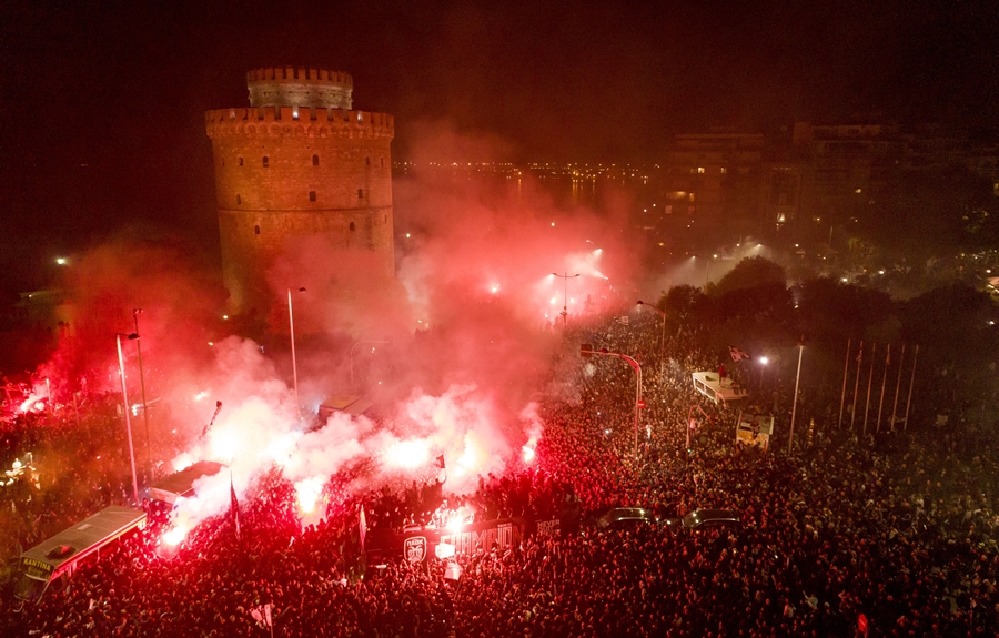 «Ασπρόμαυρο» πάρτι χωρίς προηγούμενο όλη τη νύχτα στη Θεσσαλονίκη (pics+vids) - Φωτογραφία 7