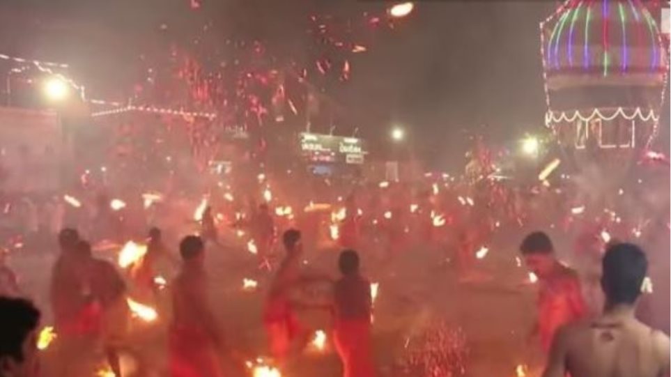Το πύρινο έθιμο με τους πυρσούς για τη Θεά Durga στην Ινδία - Φωτογραφία 1