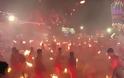 Το πύρινο έθιμο με τους πυρσούς για τη Θεά Durga στην Ινδία