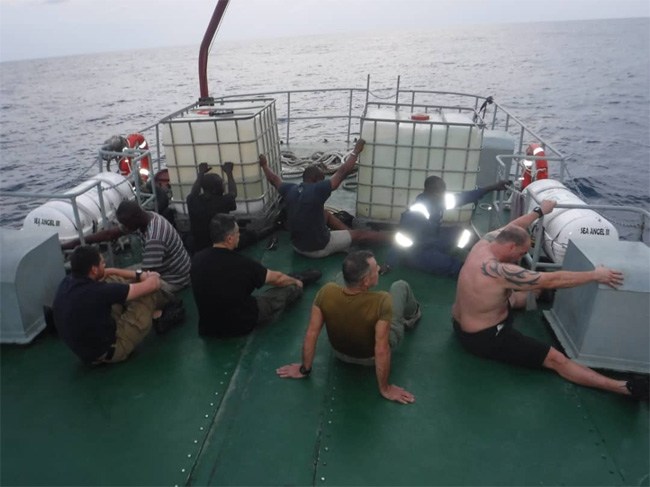 Ντοκουμέντο από τη σύλληψη ομάδας Ελλήνων(!) πειρατών στη Νιγηρία (pics+vid)) - Φωτογραφία 2