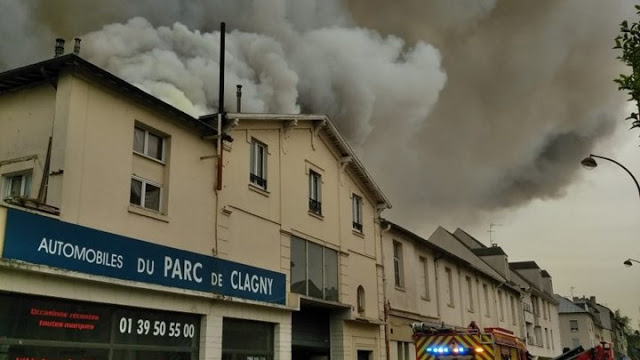 Πυρκαγιά στις Βερσαλλίες... - Φωτογραφία 1