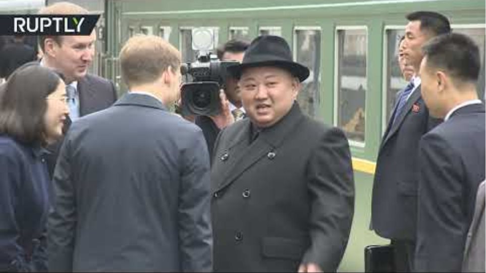 Οι συνοδοί του Κιμ Γιονγκ Ουν γυάλισαν και τις χειρολαβές του τρένου του - Φωτογραφία 3