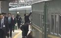 Οι συνοδοί του Κιμ Γιονγκ Ουν γυάλισαν και τις χειρολαβές του τρένου του
