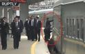Οι συνοδοί του Κιμ Γιονγκ Ουν γυάλισαν και τις χειρολαβές του τρένου του - Φωτογραφία 2