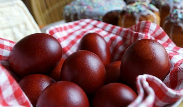 Πως να βάψετε τα πασχαλινά αυγά και να μη σπάσουν - Φωτογραφία 1