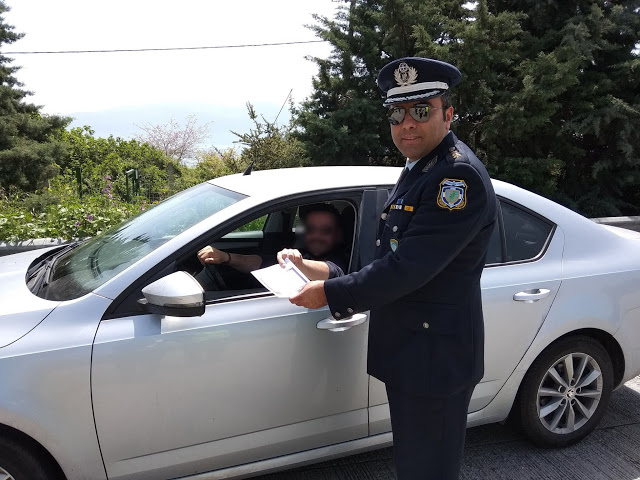 Ενημερωτικά φυλλάδια διένειμαν αστυνομικοί του Τμήματος Τροχαίας Αυτοκινητοδρόμων Π.Α.Θ.Ε. Μαγνησίας σε οδηγούς οχημάτων - Φωτογραφία 1
