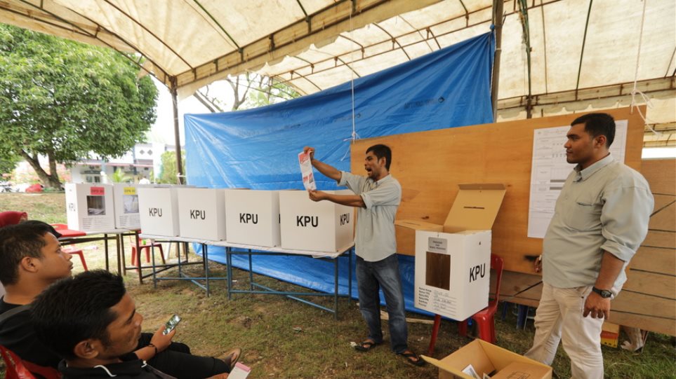 Στην Ινδονησία πέθαναν 272 υπάλληλοι ενώ καταμετρούσαν τις ψήφους στις εκλογές! - Φωτογραφία 1