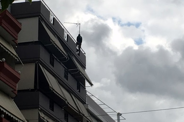 Αγρίνιο: Νεαρός φέρεται να εξέφρασε πρόθεση να αυτοκτονήσει-βρίσκεται σε ταράτσα πολυκατοικίας (φωτο) - Φωτογραφία 1