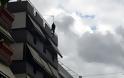 Αγρίνιο: Νεαρός φέρεται να εξέφρασε πρόθεση να αυτοκτονήσει-βρίσκεται σε ταράτσα πολυκατοικίας (φωτο) - Φωτογραφία 1