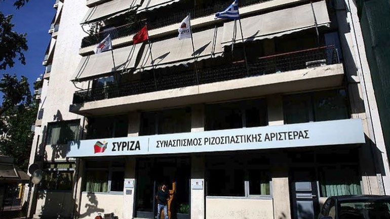 Σέρρες: Άγνωστοι επιτέθηκαν με πέτρες στα γραφεία του ΣΥΡΙΖΑ - Φωτογραφία 1