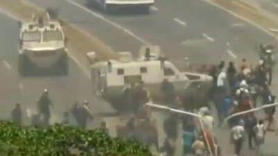 Στα πρόθυρα εμφυλίου η Βενεζουέλα - Όχημα της Εθνοφρουράς παρέσυρε διαδηλωτές (video) - Φωτογραφία 1
