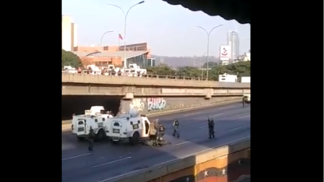 Δύο Bιντεο από Βενεζουέλα: Αξιωματικος δέχεται σφαιρα... - Φωτογραφία 1