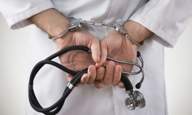 ‘Αρση τεκμηρίου αθωότητας γιατρών: «Απαράδεκτη η απόφαση του αναπληρωτή Υπουργού» - Φωτογραφία 1