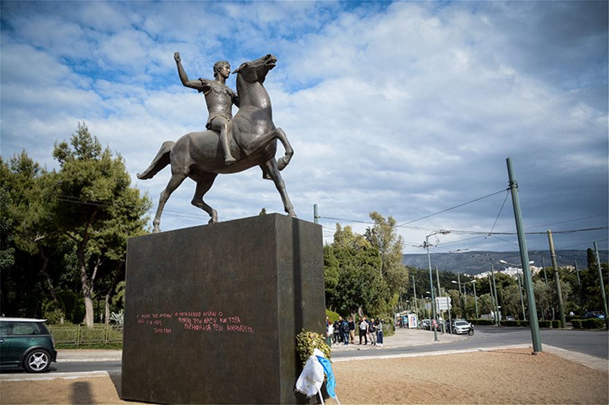 Βανδάλισαν το άγαλμα του Μεγάλου Αλεξάνδρου στην Αθήνα - Φωτογραφία 3