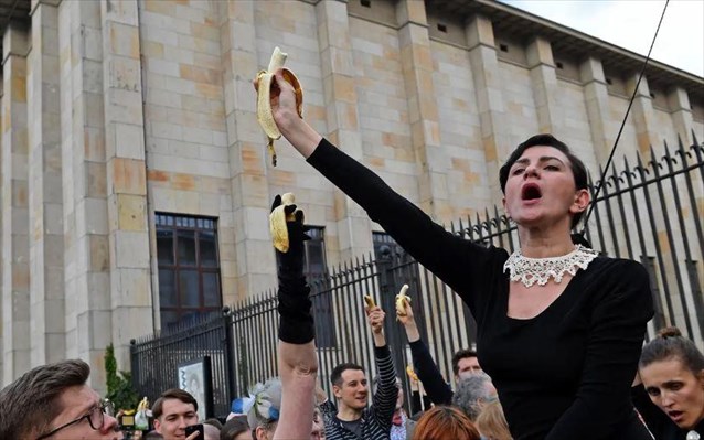 Πολωνία: Έργο τέχνης με μπανάνες προκάλεσε οργή και λογοκρίθηκε - Φωτογραφία 4