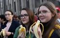 Πολωνία: Έργο τέχνης με μπανάνες προκάλεσε οργή και λογοκρίθηκε - Φωτογραφία 2