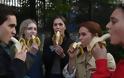Πολωνία: Έργο τέχνης με μπανάνες προκάλεσε οργή και λογοκρίθηκε - Φωτογραφία 6