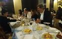 Με… το μισό υπουργικό για φαγητό στο λιμάνι των Χανίων ο Τσίπρας και η Μπαζιάνα - Φωτογραφία 10